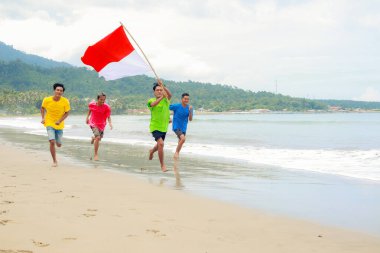 Gençler, Endonezya 'nın sahildeki bağımsızlık gününü neşeyle kutluyorlar..