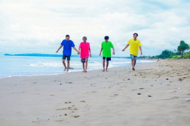 Sahilde Gezinti Yapan Dört Kişi