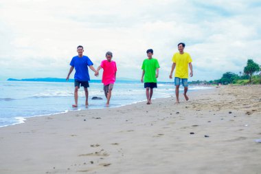 Canlı Tişörtlü Dört Kıyı Yürüyüşü Keyifli