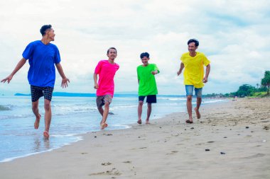 Dört Arkadaş Sahilde Günün Tadını Çıkartıyor