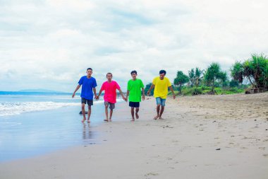 Tropik Plajın Tadını Çıkaran Dört Genç Adam