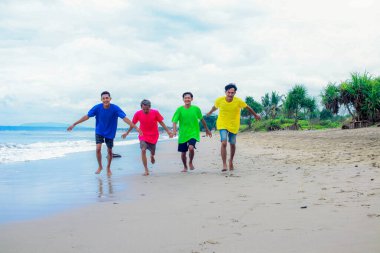 Dört Bireysel Kum Kumsalında Keyifle Koşuyor