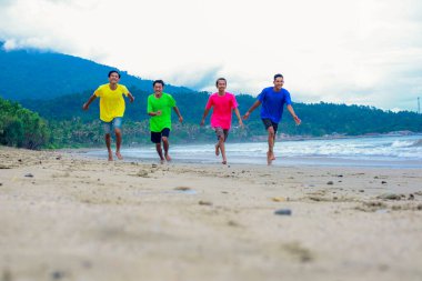 Tropikal bir plajın tadını çıkaran Bireyler Grubu