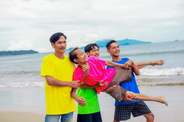 Neşeli İnsanlar Güneşli Tropikal Sahillerde Rahatlıyor