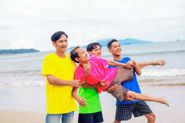 Neşeli Gençler Sunny Beach 'te oynuyor