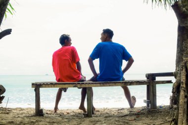 İki Kişi Su Altında Rahatlar, Bir Konuşmayı Paylaşır