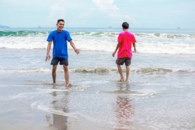 İki Adam Sahilde Günün Tadını Çıkartıyor