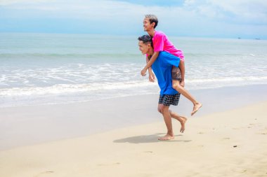 İki genç adam Sunny Beach 'te sırtına binip gezintiye çıkıyor.