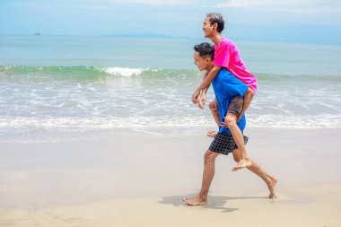 Mutlu Adam Kumsalda Sırtına Biniyor