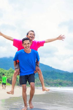 İki genç adam Sunny Beach 'te sırtına binip gezintiye çıkıyor.