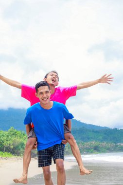 İki Mutlu Adam Sahilde Geziniyor