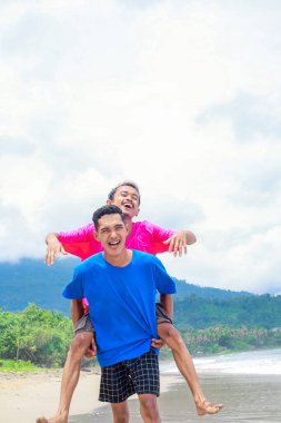 Tropik Sahilde İki Mutlu Adam