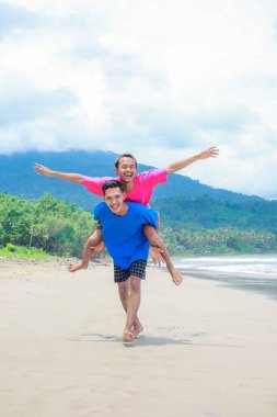 Tropikal Sahilde Mutlu Çift