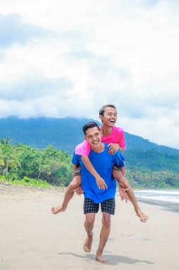 İki genç adam sahilde bir günün tadını çıkarıyor.