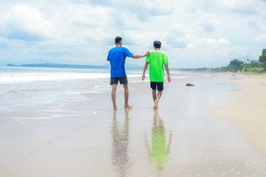 Kumsalda Yürüyen İki Kişi, Okyanus Manzarası