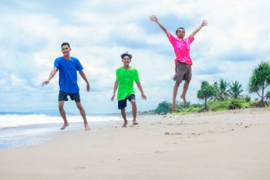 Tropik Plajın Tadını Çıkaran Üç Genç Adam