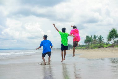 Üç Genç Tropikal Sahilde Eğleniyor