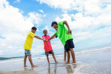 Sunny Beach 'te Takım Çalışması Gösteren Dört Genç Adam