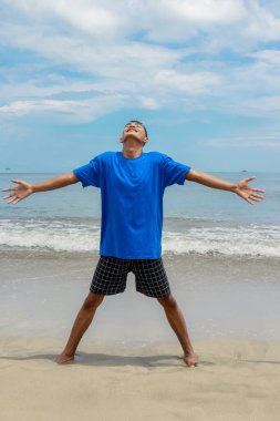 Sandy Plajı 'nda Kollarını Mavi Gök' ün Altında Açan Kişi