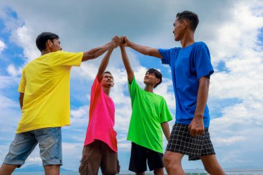 Dört Genç Adam Açık Hava Altında Takım Çalışmasını Kutladı