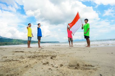 Sandy Plajı 'nda Ulusal Bayrak Tutan Dört Genç Adam