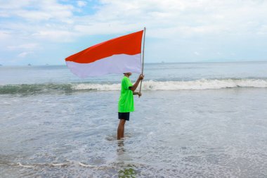 Ulusal Bayrağı Sahilde Tutan Genç Adam