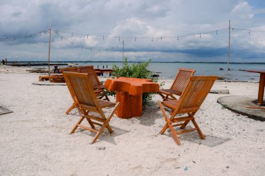 Sahil manzarası plaj sandalyeleri ve rahatlama ve keyif için kırsal masa.