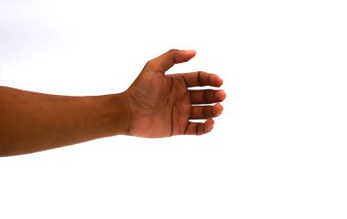 Koyu tenli bir el, temiz beyaz bir arka plana karşı bir şeyler tutmaya hazır..