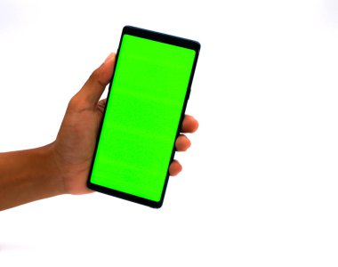 Yeşil ekranlı modern akıllı telefon beyaz bir arka plana karşı bir elde tutulur.