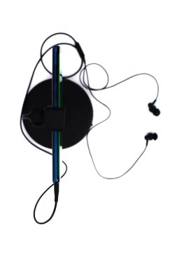 Kulaklığı ve kablosuz şarjı olan modern bir telefon, beyaz bir arka plana kaydedildi.