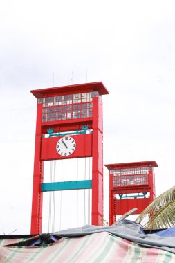 Ampera Köprüsü 'nün net bir görüntüsü, saatli bir dönüm noktası, parlak kırmızı kule detayları..