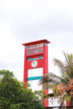 Palembang, Güney Sumatra 'daki Ampera Köprüsü saat kulesi, canlı bir dönüm noktası..
