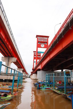 Palembang, Endonezya 'daki Musi Nehri üzerindeki Ampera Köprüsü..