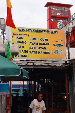 Wisata Kuliner 'da canlı bir gıda tezgahı. 16 Ilir, Palembang, Endonezya, deniz ürünleri ve yerel lezzetler sunuyor..