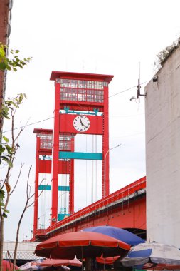 Palembang, Güney Sumatra, Endonezya 'da bir saatli Ampera Köprüsü manzarası.