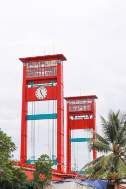 Palembang, Endonezya 'daki Ampera Köprüsü mimari kimliğini gösteren bir dönüm noktası..