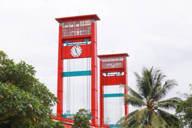 Ampera Köprüsü Palembang, Endonezya 'da bulutlu bir günde dikey kaldırma köprüsü..