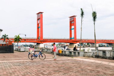 Palembang 'taki Ampera Köprüsü, simgesel bir sembol, Musi Nehri' nin üzerinde duruyor..