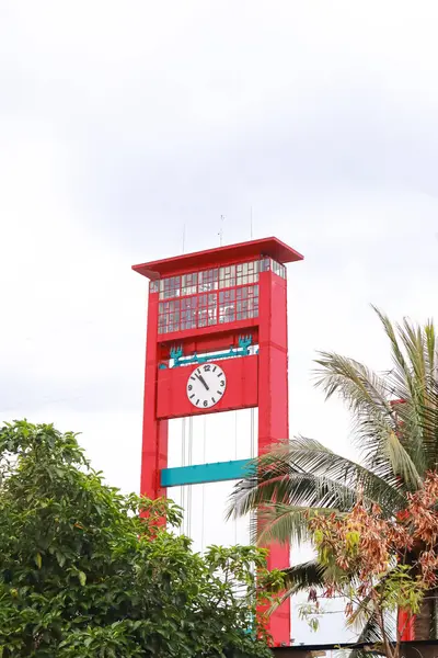 Palembang, Güney Sumatra 'daki Ampera Köprüsü saat kulesi, canlı bir dönüm noktası..