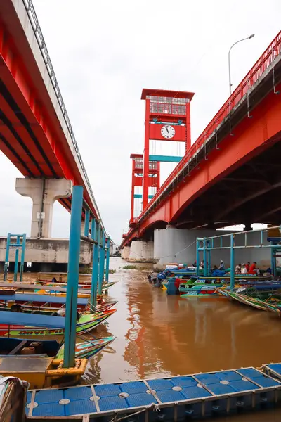 Ampera Köprüsü, Endonezya 'nın Palembang kentindeki Musi Nehri boyunca uzanır..
