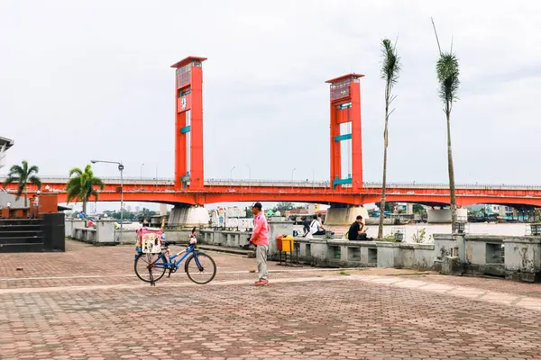 Palembang 'taki Ampera Köprüsü, simgesel bir sembol, Musi Nehri' nin üzerinde duruyor..