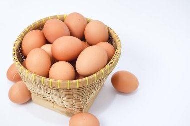 Beyaz arka planda beyaz kasede tavuk yumurtası.