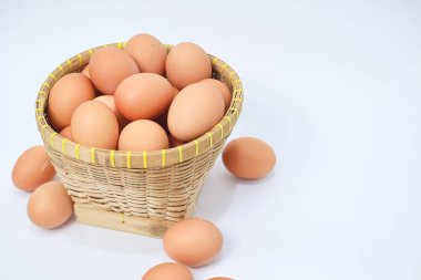 ahşap sepet içinde yumurta.