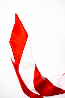 Koyu kırmızı ve beyaz renklere sahip akışkan bir kurdelenin yakın plan görüntüsü