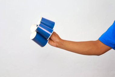 Beyaz arka planda dört mavi beyaz bardaktan oluşan el ele tutuşmalar.