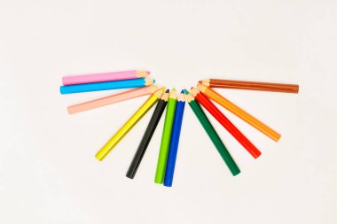 Sanat, eğitim ve yaratıcı projeler için mükemmel renkli kalemlerden oluşan bir yarım daire.