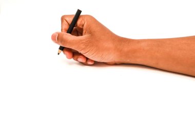 Bir el bir kalem tutar, yazmak veya yaratıcılık için temiz beyaz bir yüzey çizmeye hazırdır.