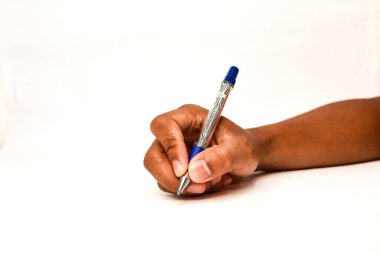 Beyaz arkaplanda beyaz bir kalemi olan beyaz bir yüzeye el yazısını kapat