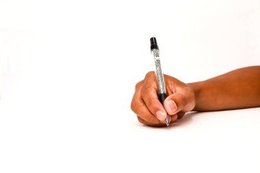 Beyaz arkaplanda bir kalem tutan insan eli, bir belge yazmaya ya da imzalamaya hazır.