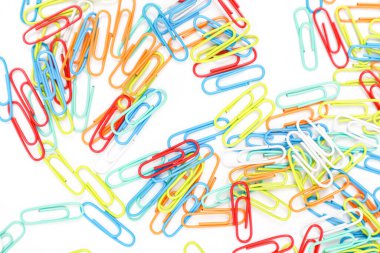 Renkli ataç koleksiyonu beyaz arka plana rastgele saçılmış